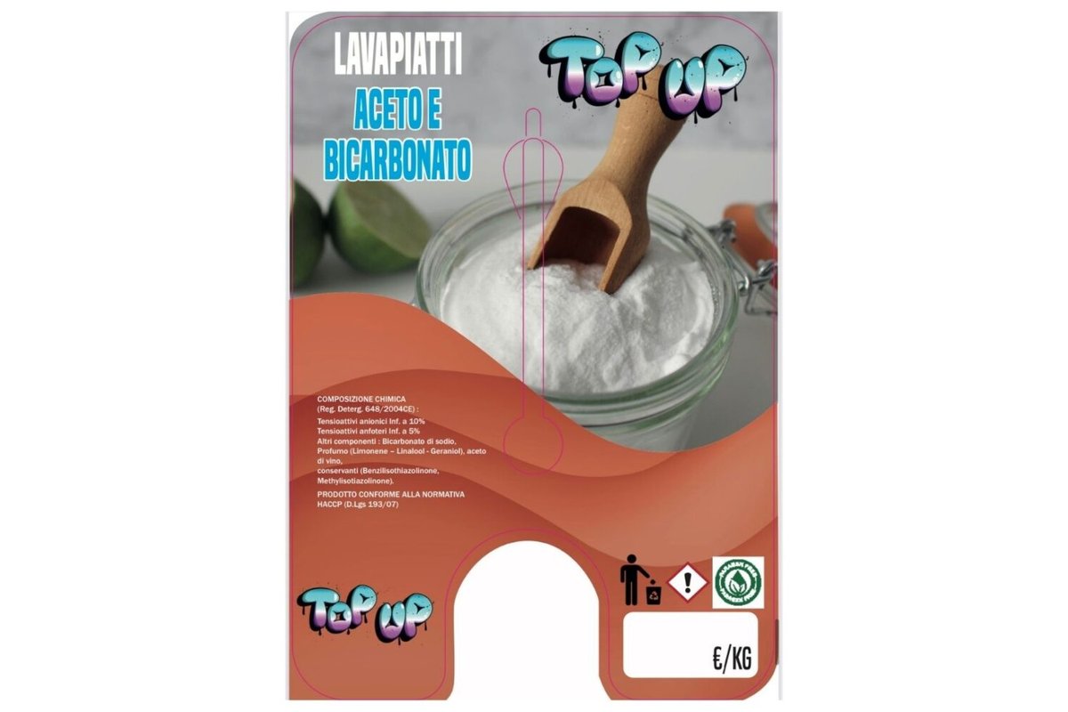 Bottiglia di aceto e scatola di bicarbonato su un piano di cucina.