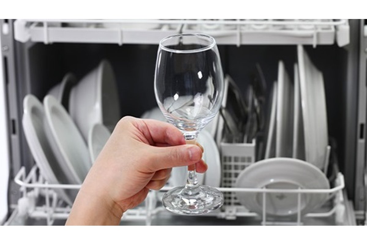 [Bottiglia di aceto e scatola di bicarbonato su un piano di cucina]