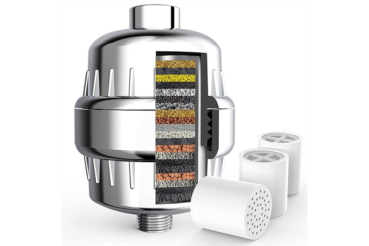 Doccia pulita senza calcare con prodotti naturali e strumenti di pulizia.