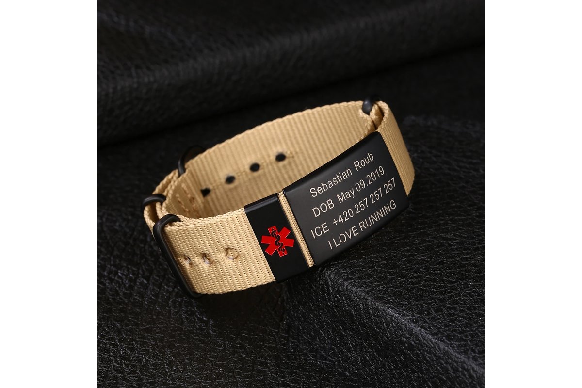 Scaffali di un supermercato Lidl con prodotti ritirati