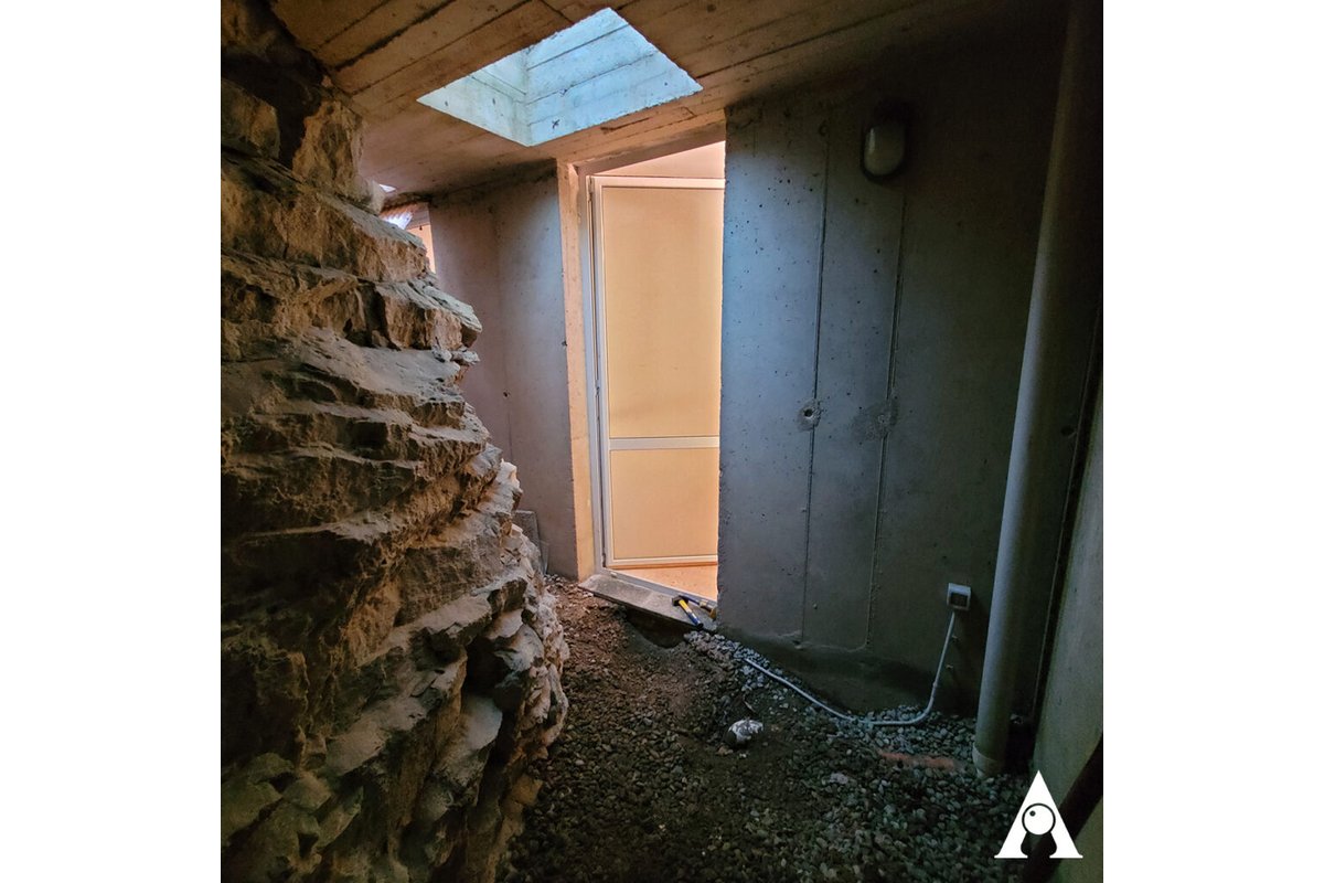 Ventilatore portatile in funzione in una cantina umida.