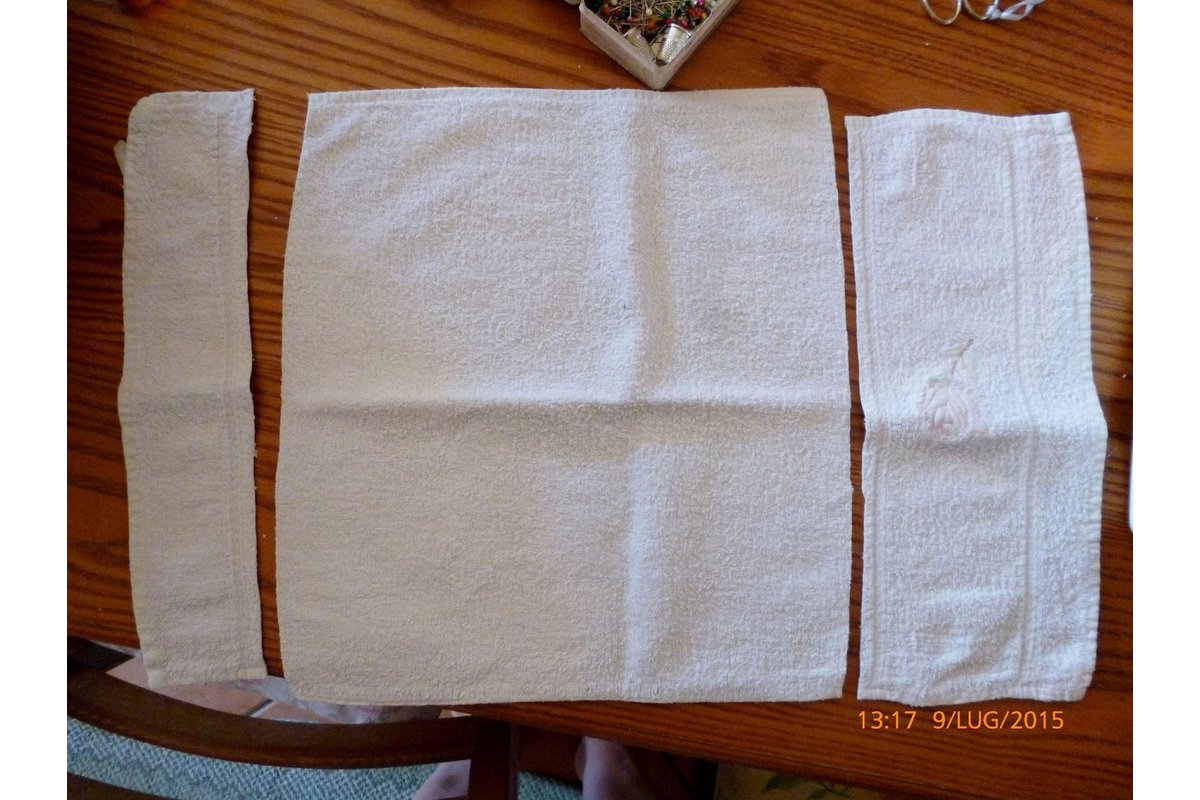 Vecchi asciugamani trasformati in pratici accessori per la casa.