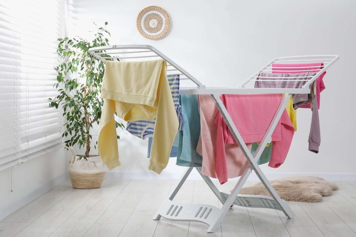 Donna giapponese stende il bucato in casa con metodo innovativo.