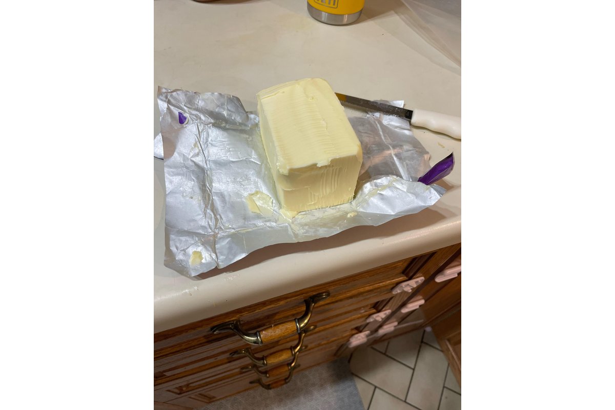 Burro fresco conservato in un contenitore ermetico nel frigorifero.