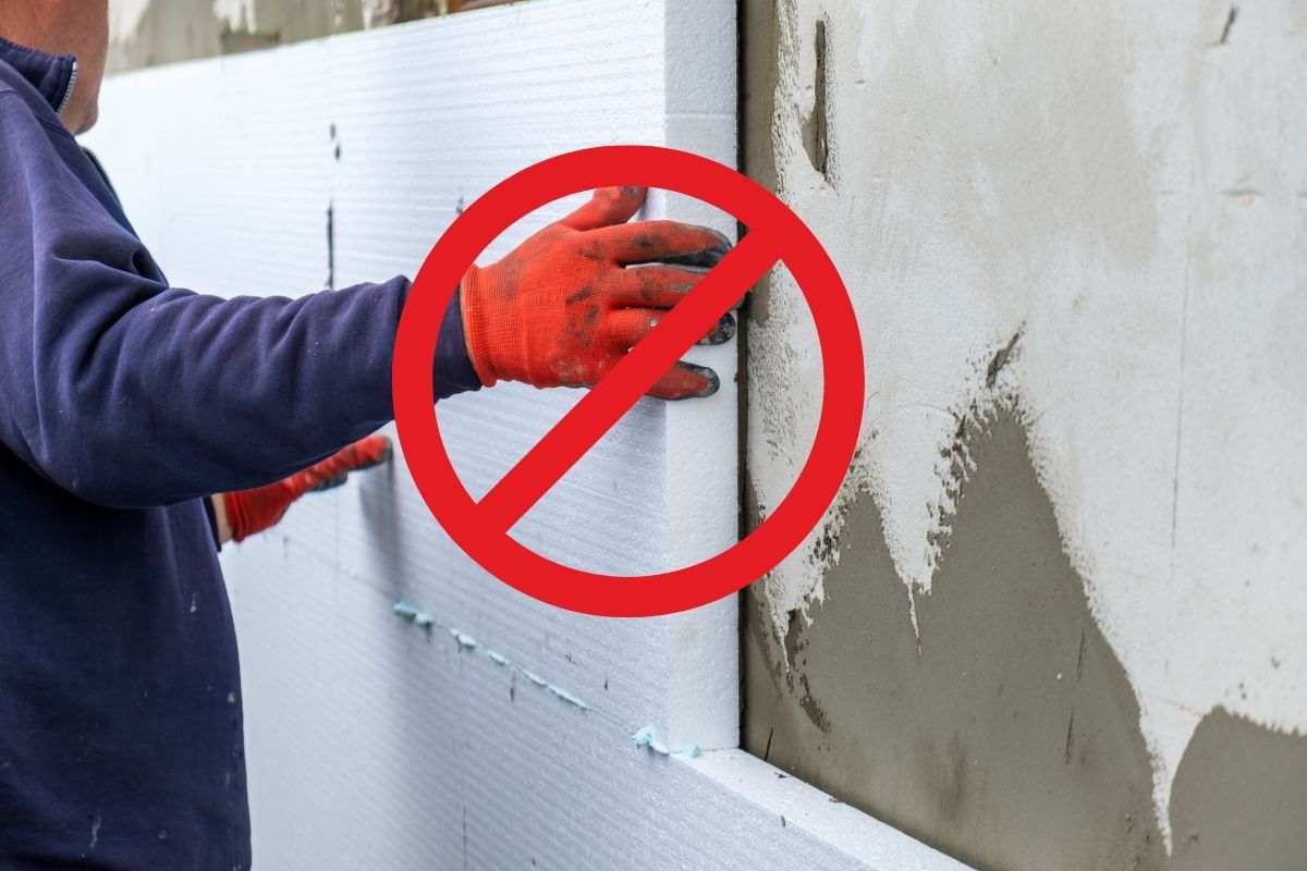 Una casa fredda con finestre coperte da pellicola isolante trasparente.