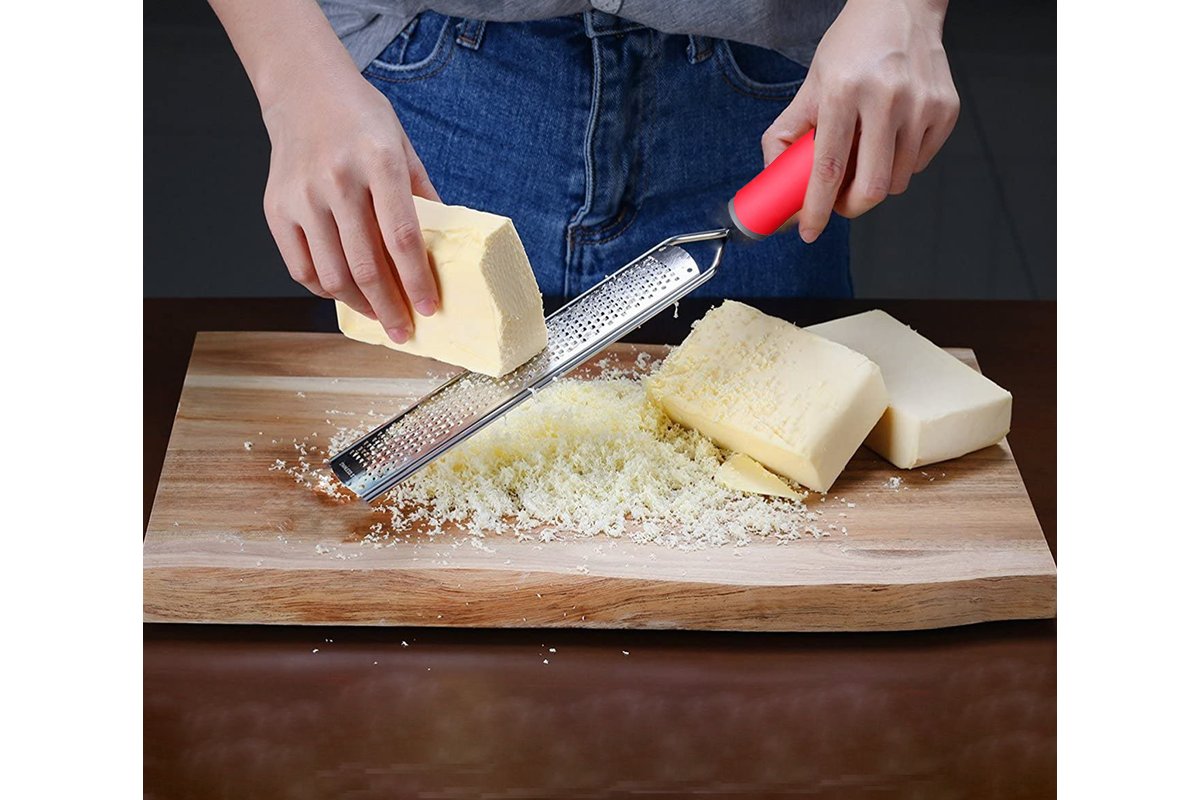 Grattugia con formaggio bloccato tra le lame.