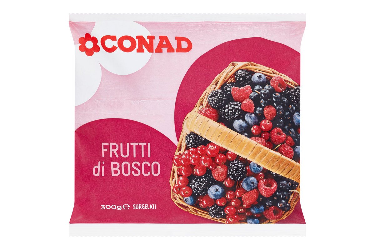 Frutti di bosco surgelati in un contenitore di vetro su un tavolo di legno.