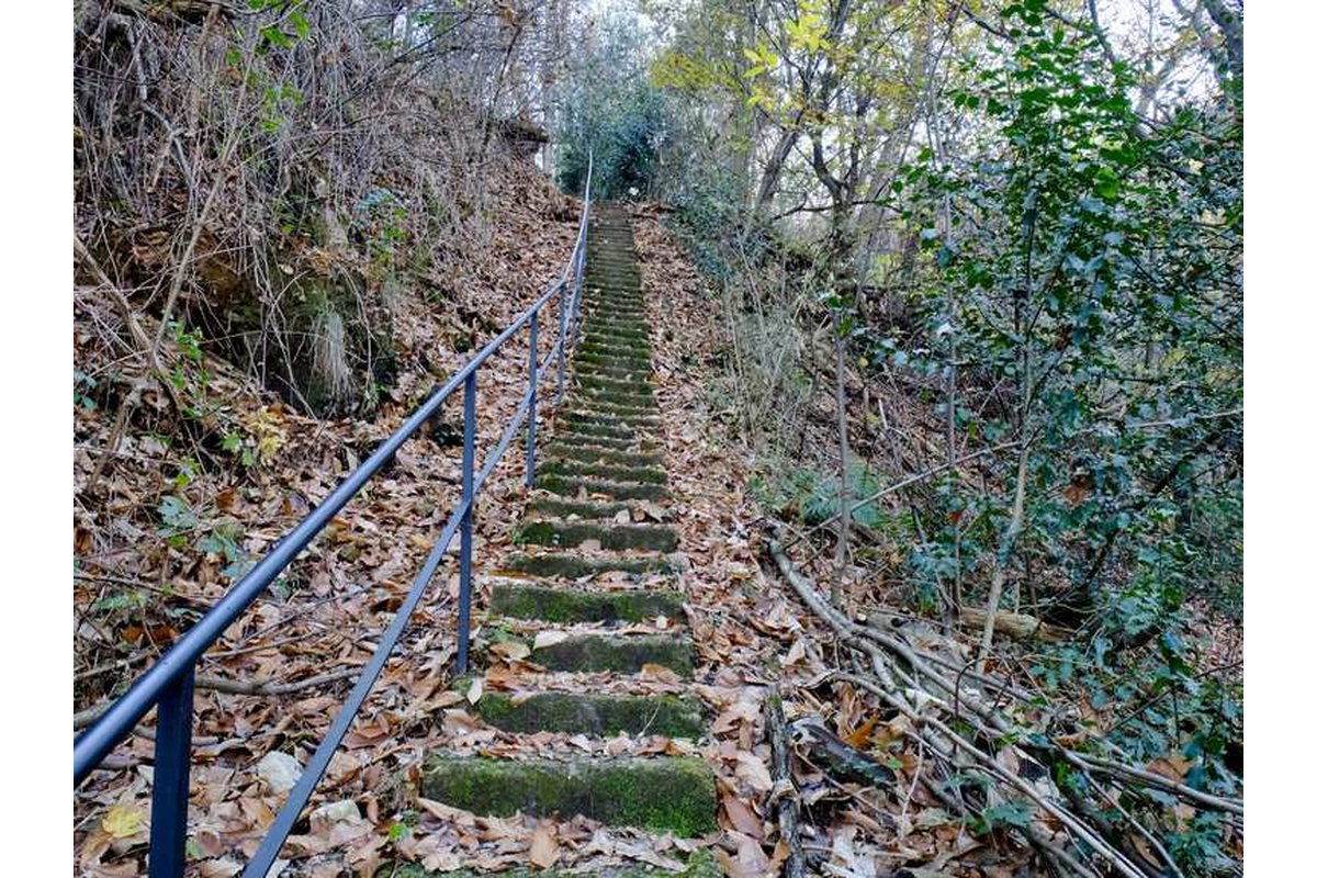 Vista panoramica della strada tortuosa tra le montagne italiane.