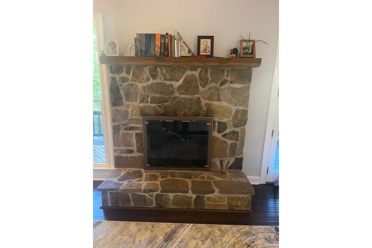 Bambino che gioca in una stanza disordinata con giocattoli sparsi ovunque.