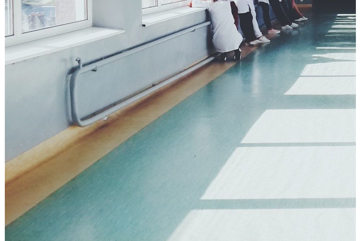 Donna pulisce pavimento in linoleum con cura e attenzione