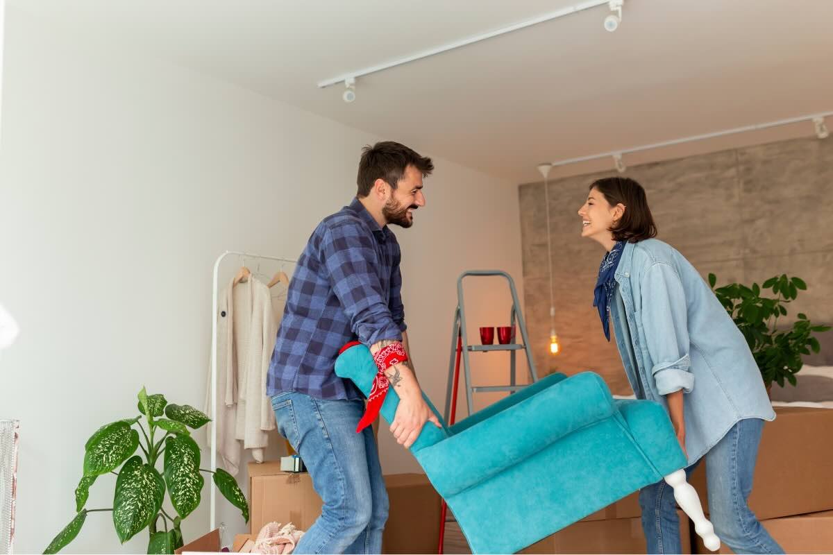 Mobili nuovi in una stanza ben ventilata con piante purificatrici d'aria.