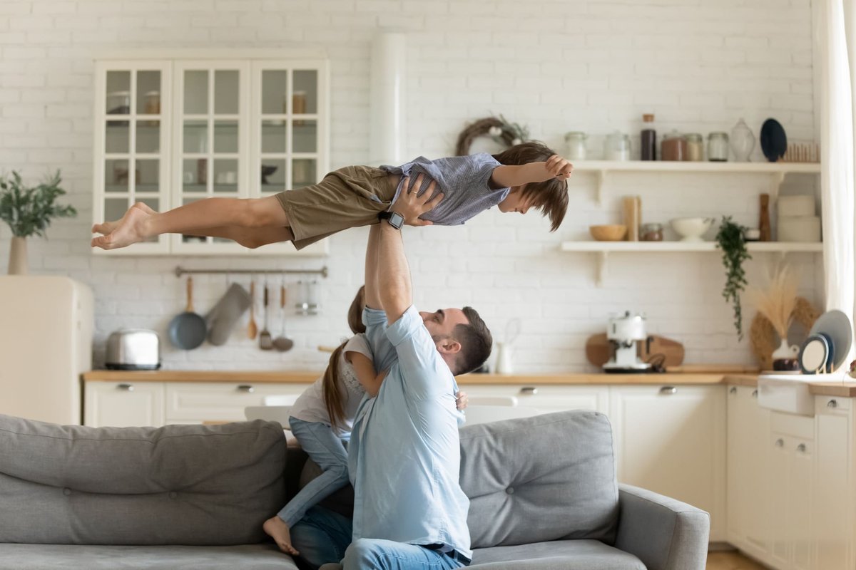 Ventilazione di una stanza con mobili nuovi per ridurre l'odore di formaldeide.