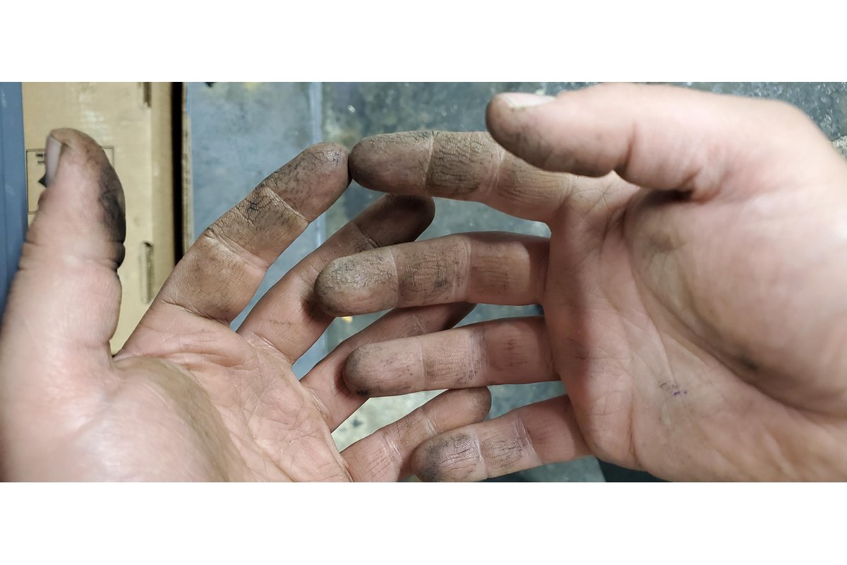 Lavaggio delle mani con sapone per rimuovere odori persistenti.