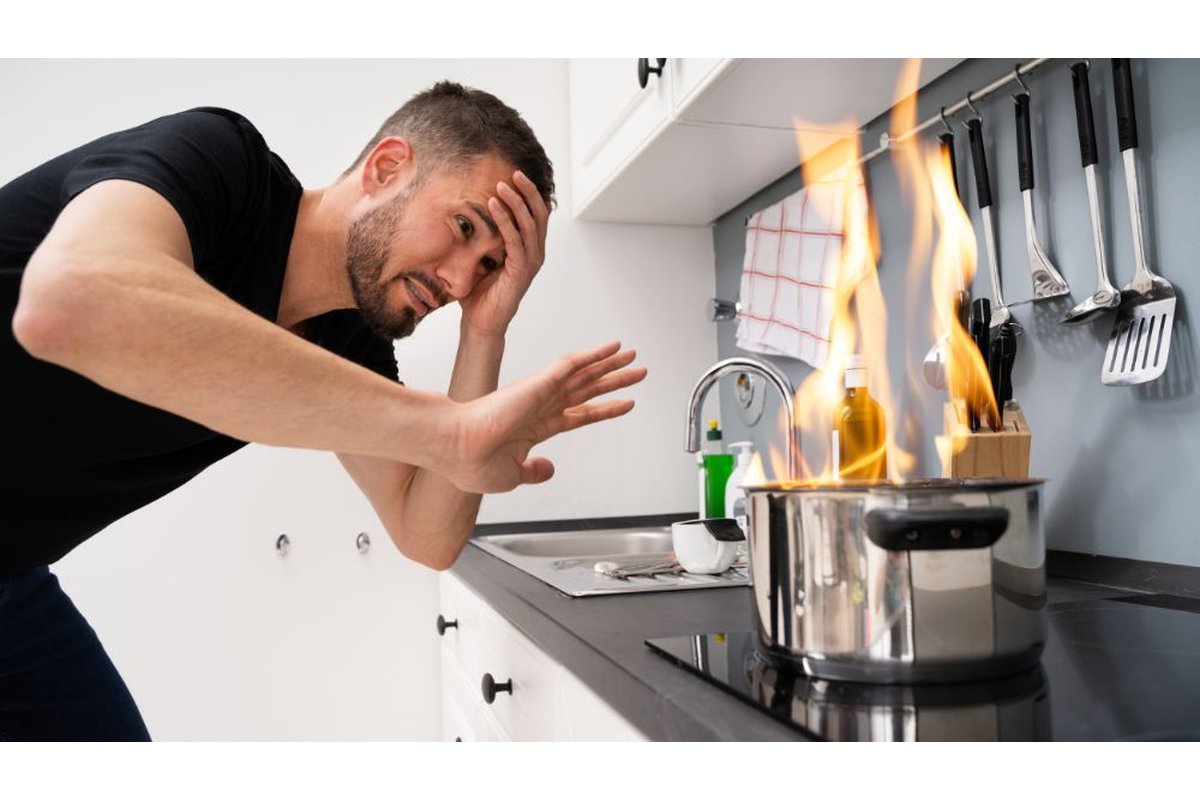 Fumo che si alza da una padella sul fornello