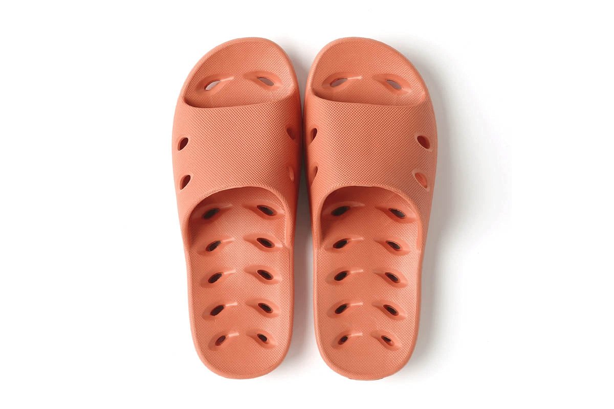 Pantofole bagnate appoggiate su un termosifone per asciugarsi rapidamente.