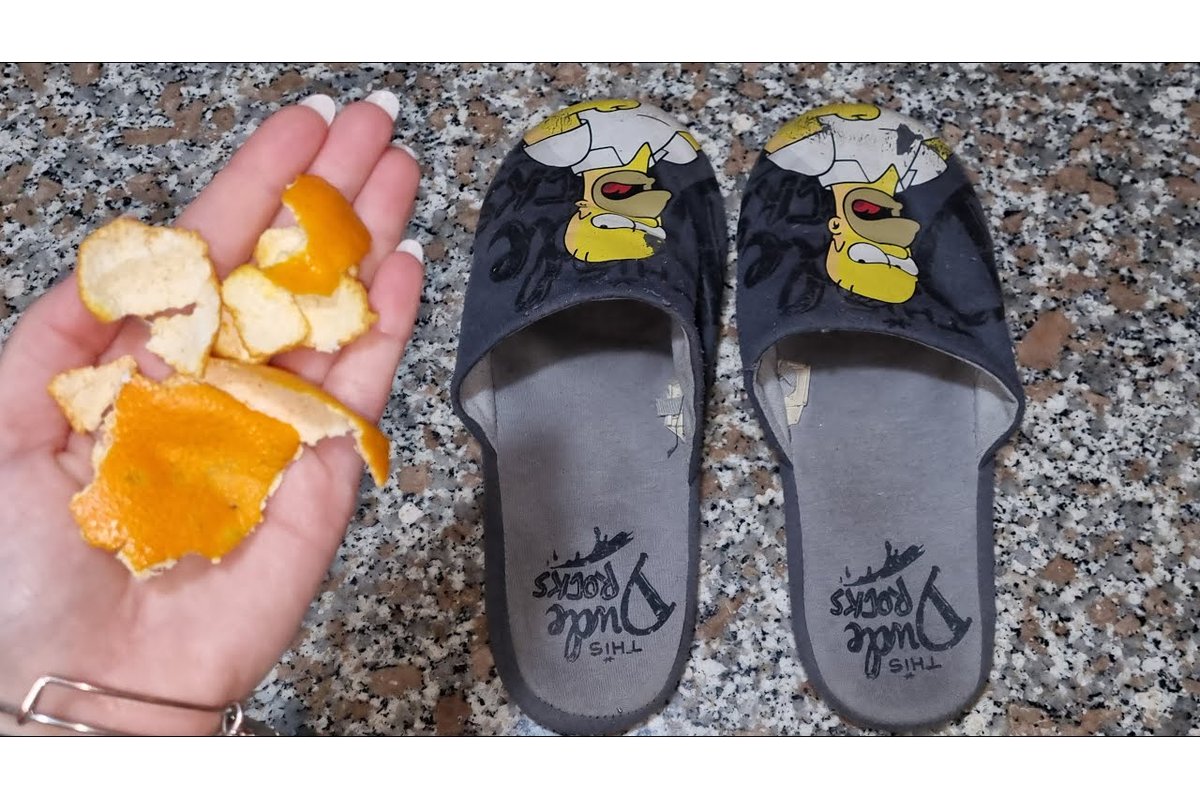 Pantofole bagnate appoggiate su un termosifone per asciugare.