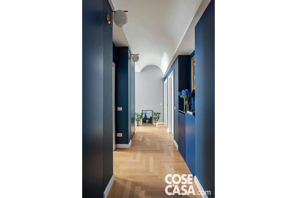 Pareti decorate con carta da parati vintage in un elegante soggiorno.