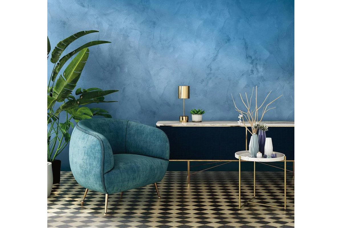 Parete decorata con carta da parati a motivi floreali vintage.