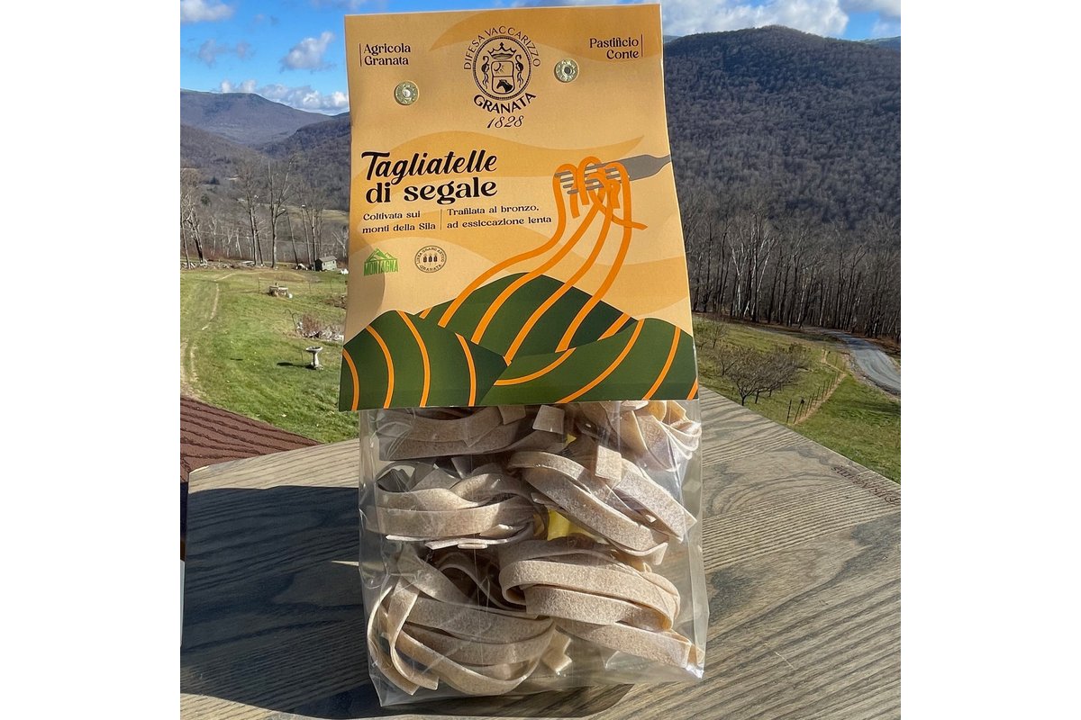 Un campo di segale dorata al tramonto in Norvegia.