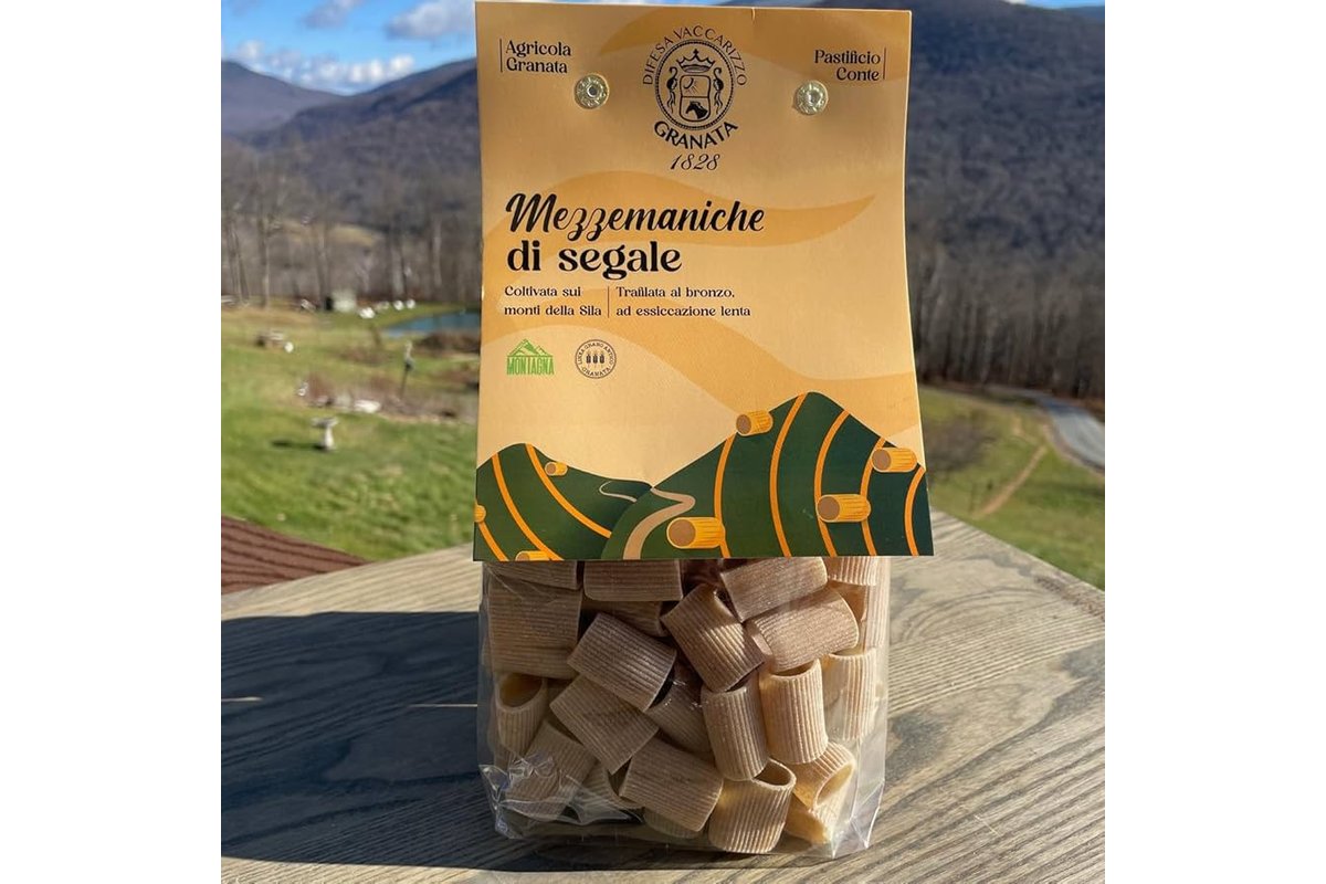 Pane di segale norvegese su un tavolo di legno con coltello.