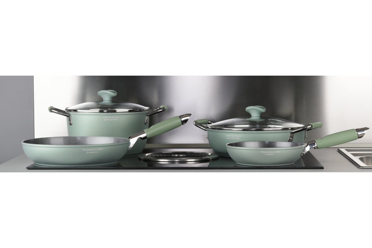 Coperchi di pentole brillanti dopo la pulizia con un ingrediente naturale.