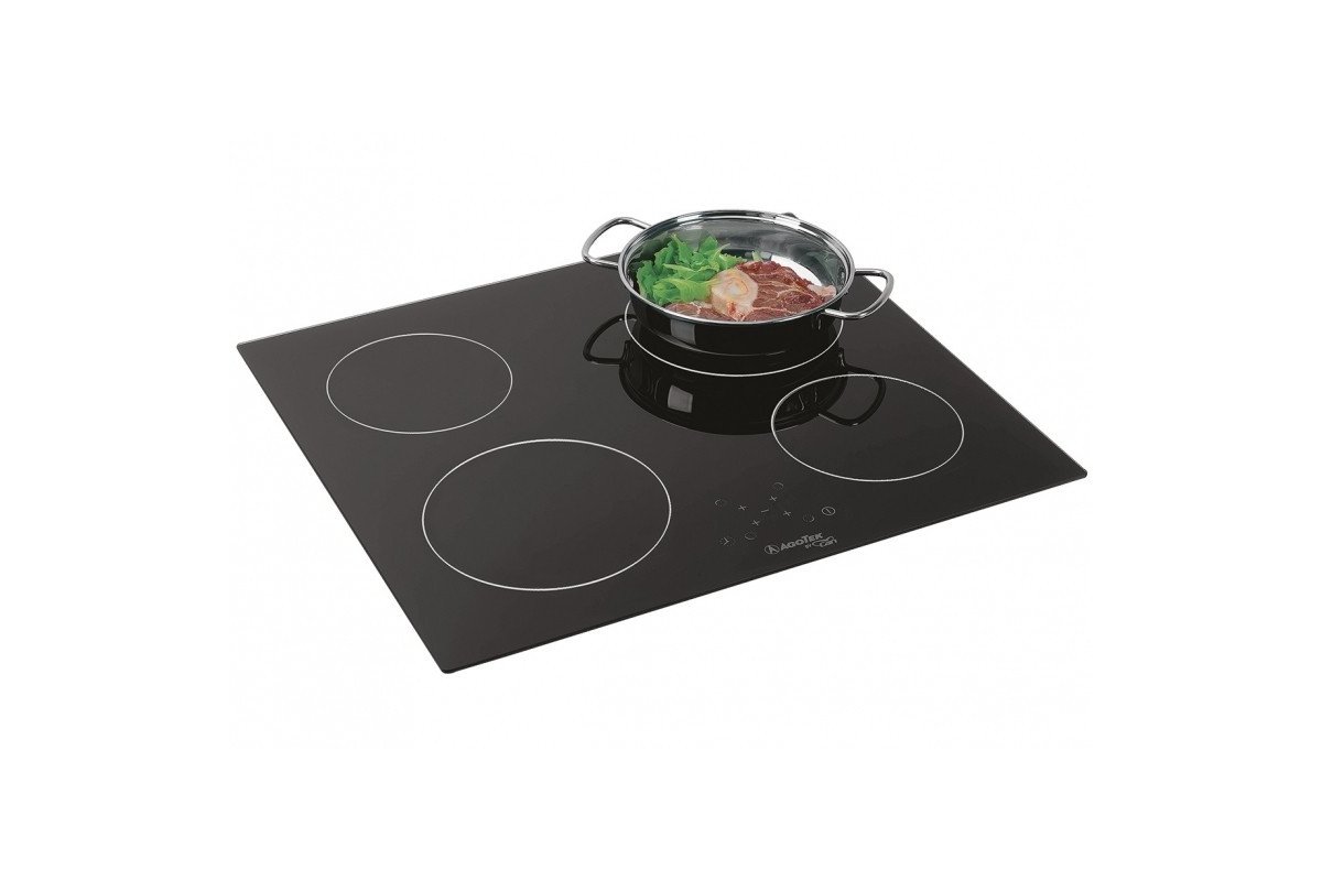 Piano cottura in vetroceramica pulito con panno morbido e detergente delicato.