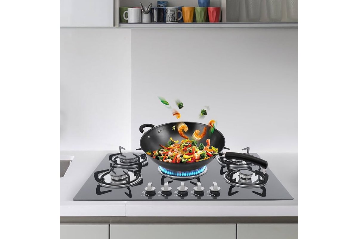 Dettaglio di un piano cottura in vetroceramica lucido e pulito