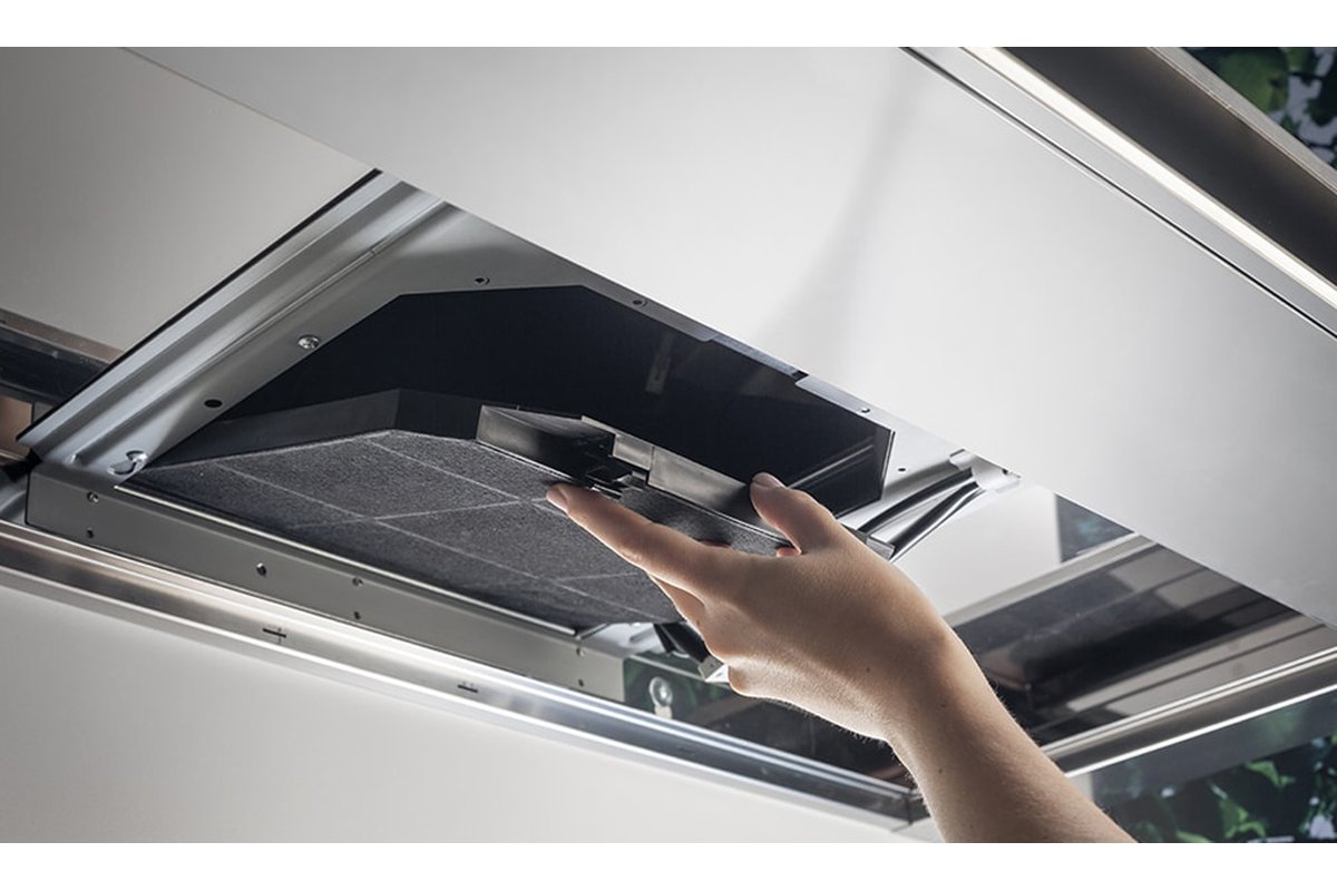 Spruzzare detergente sulla cappa per rimuovere il grasso facilmente.