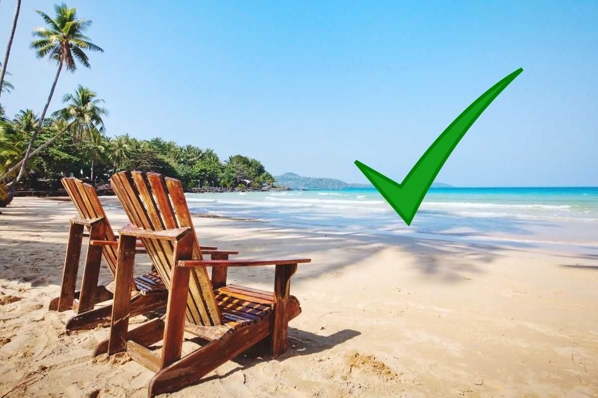 [Calendario con una lente d'ingrandimento e un aereo di carta accanto]