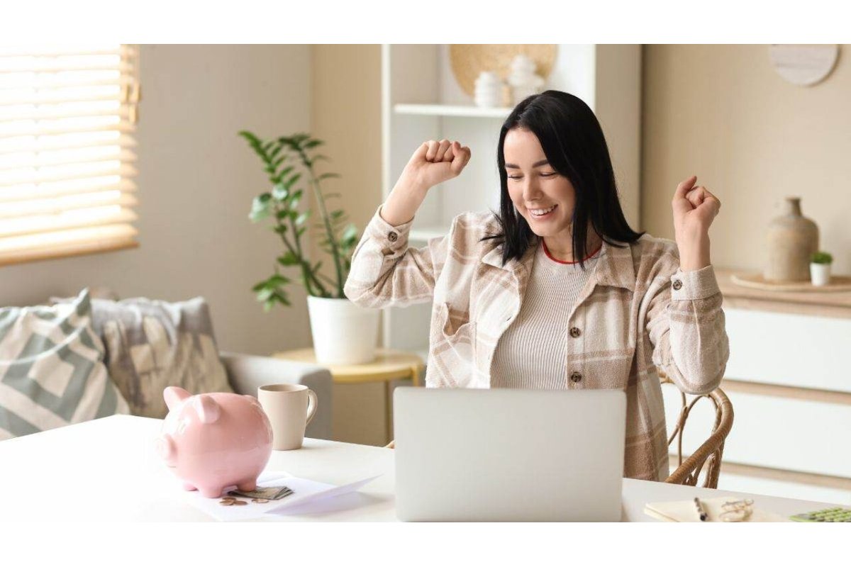 Persone che controllano le bollette e ricevono un rimborso sul conto bancario.
