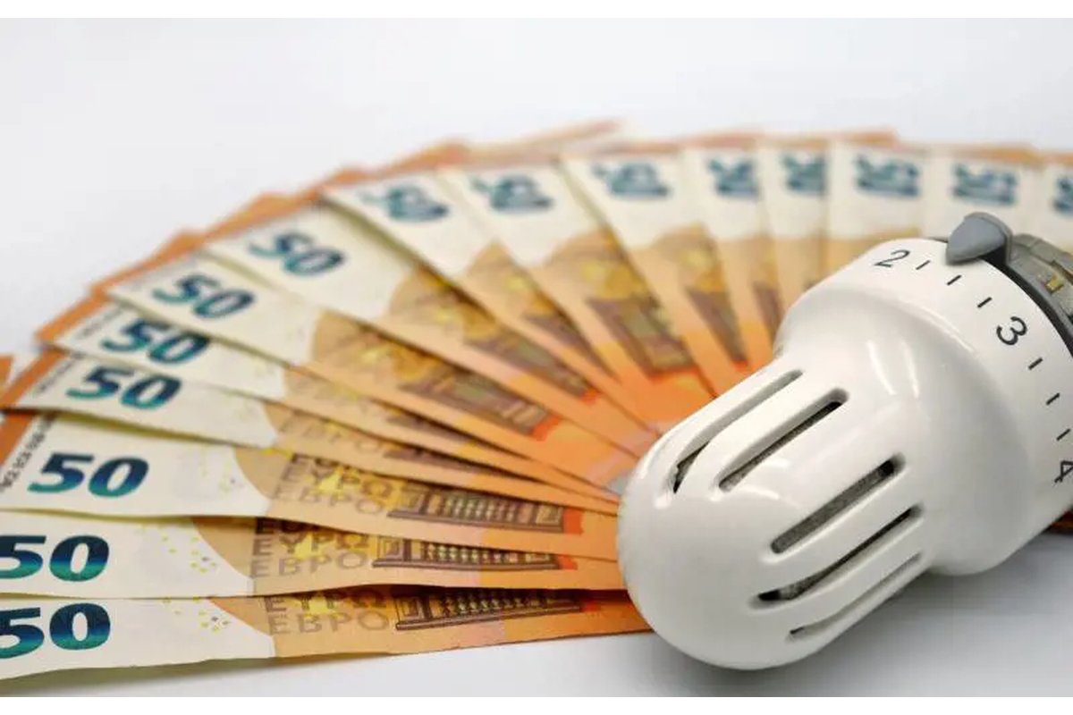 Persone che controllano le bollette e discutono di rimborsi.