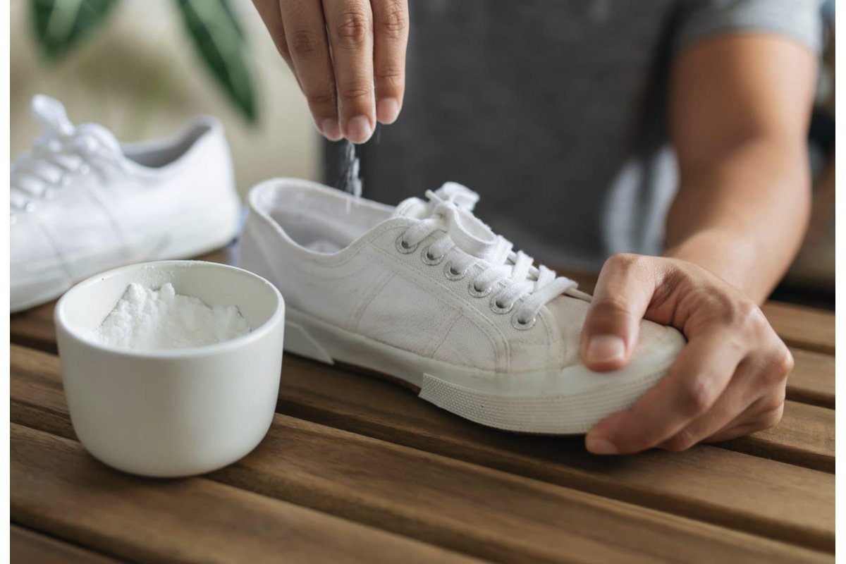 Scarpe nuove su uno sfondo bianco con odore di formaldeide.