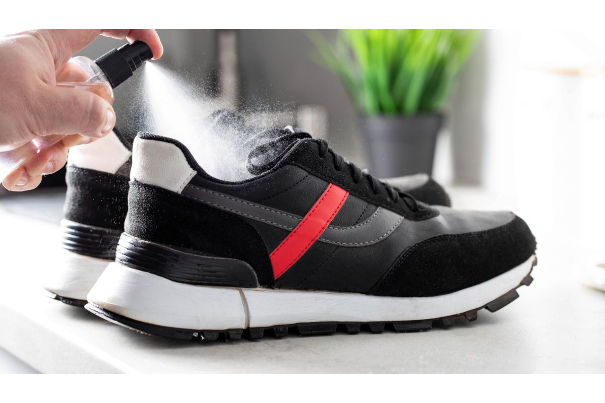 Scarpe nuove con odore sgradevole su una mensola.