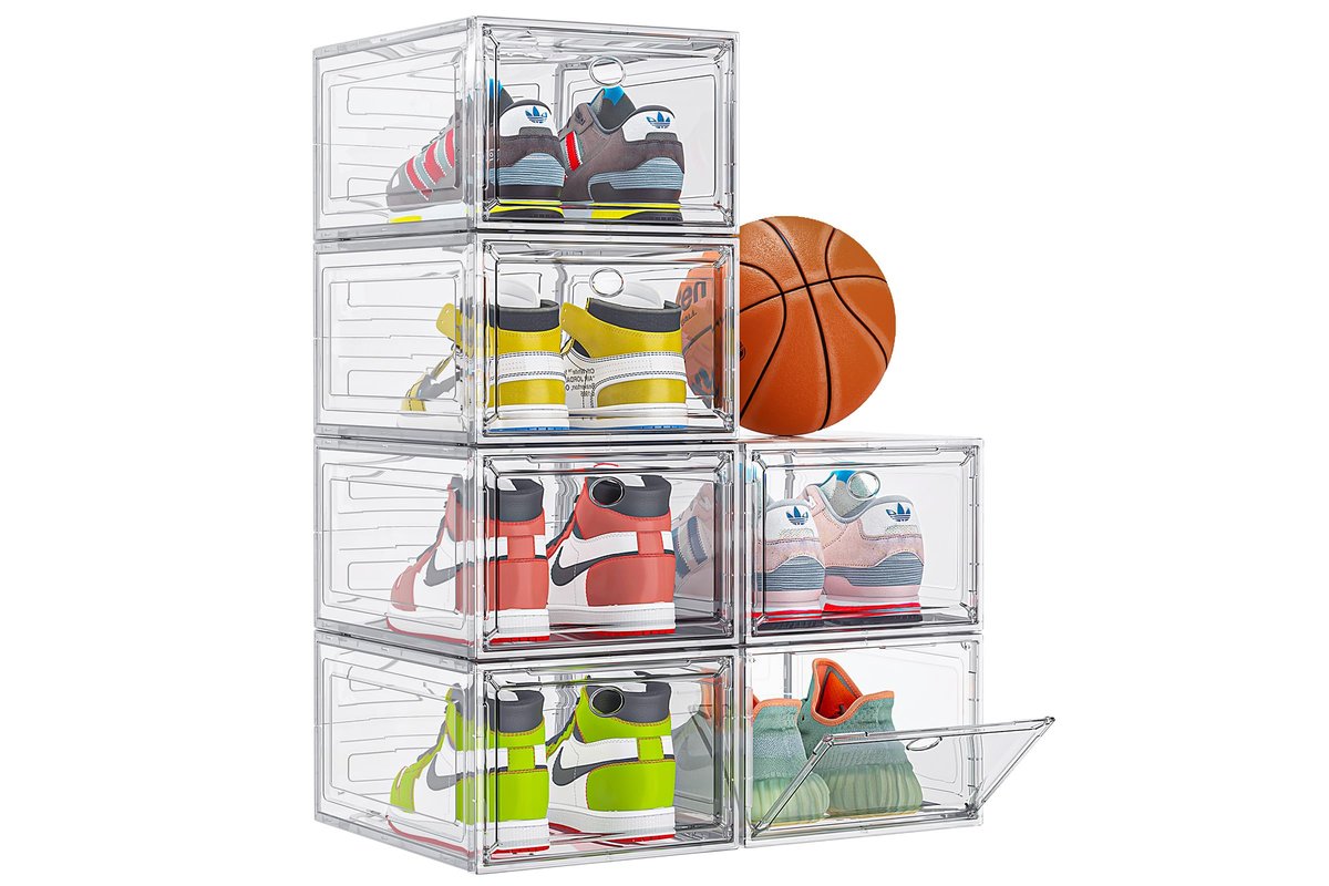 Scatola di scarpe trasformata in organizer per cavi e caricabatterie.