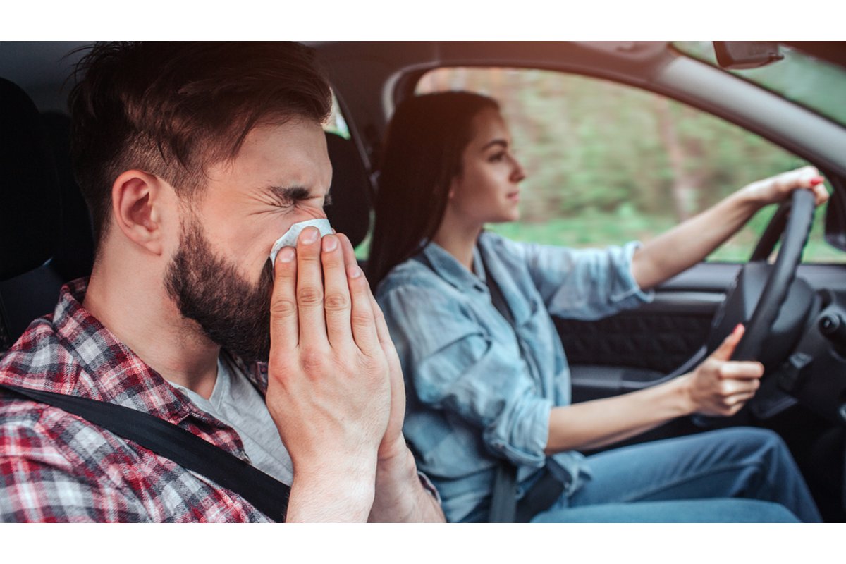 Interno auto con condensa sui finestrini e umidità visibile.