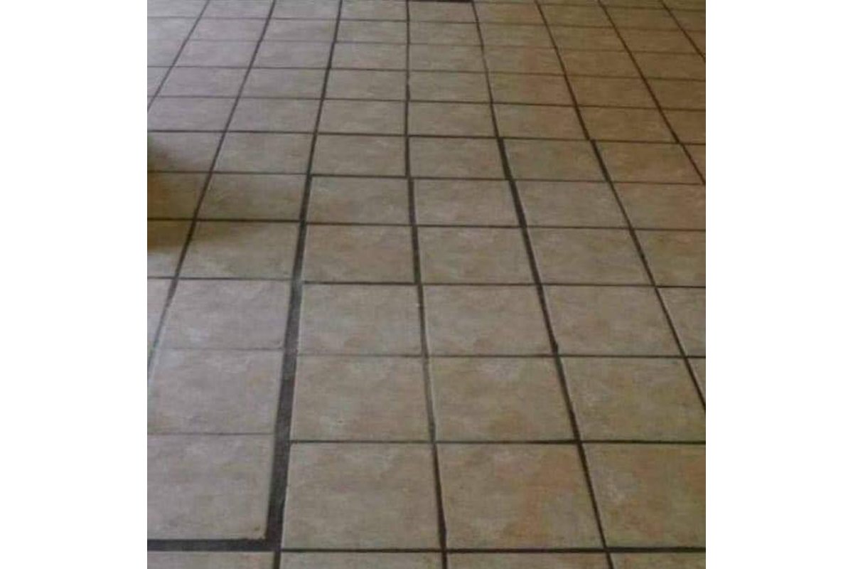 Bagno con piastrelle opache e fughe nere.