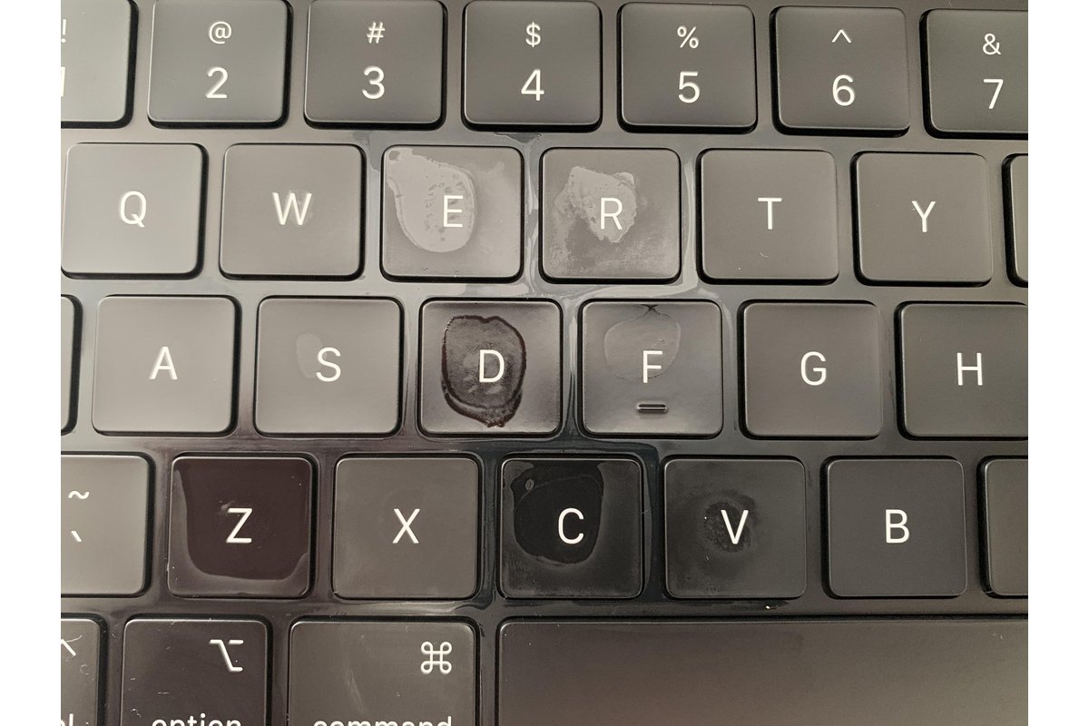 Schermo di un computer con gocce di detergente visibili.