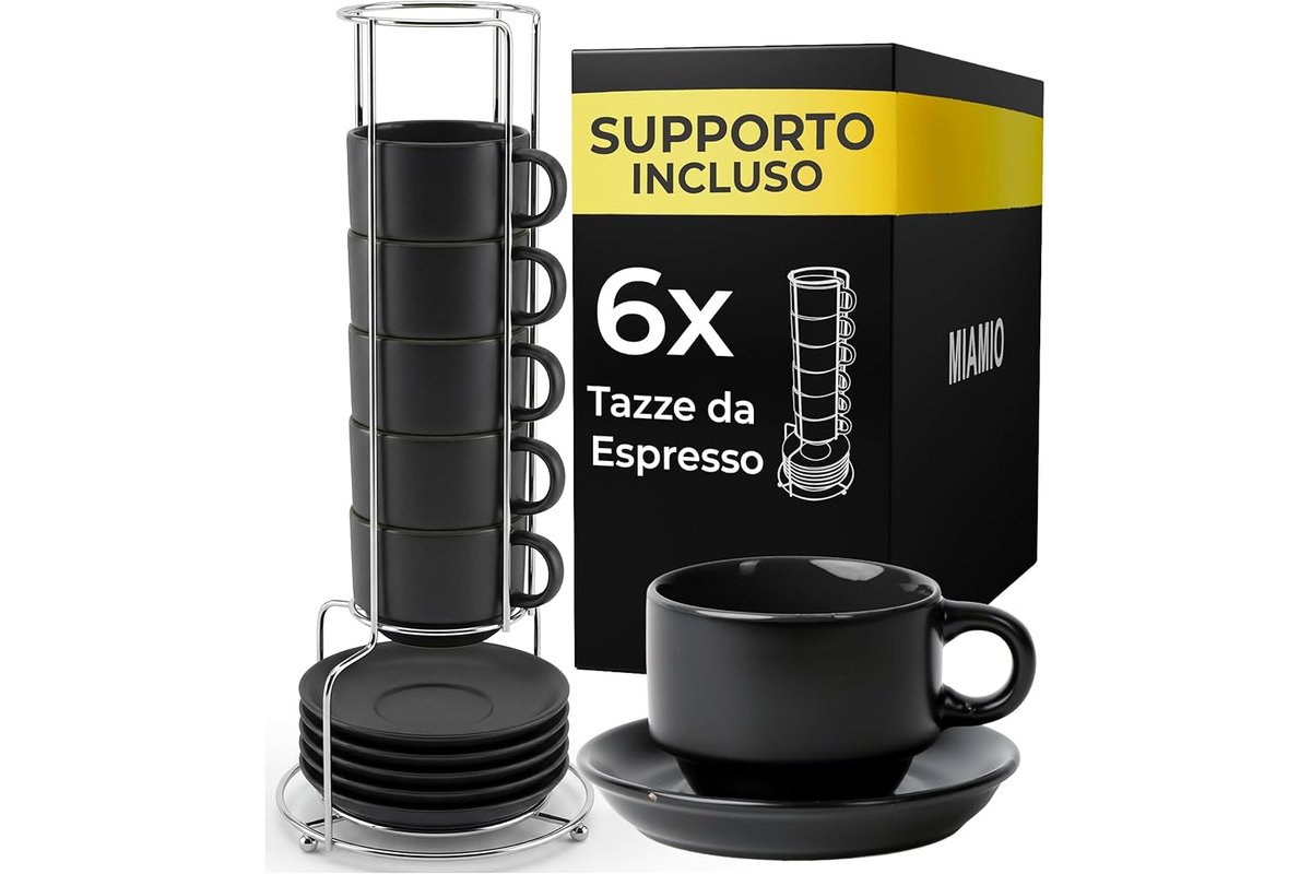 Tazza da caffè opaca su un piano di lavoro in cucina.