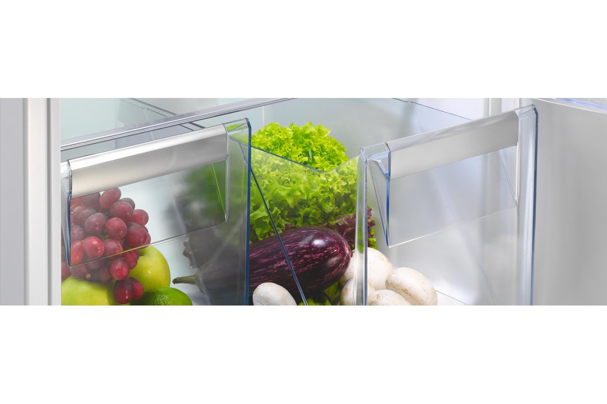 Verdure fresche conservate in contenitori ermetici su un ripiano della cucina.