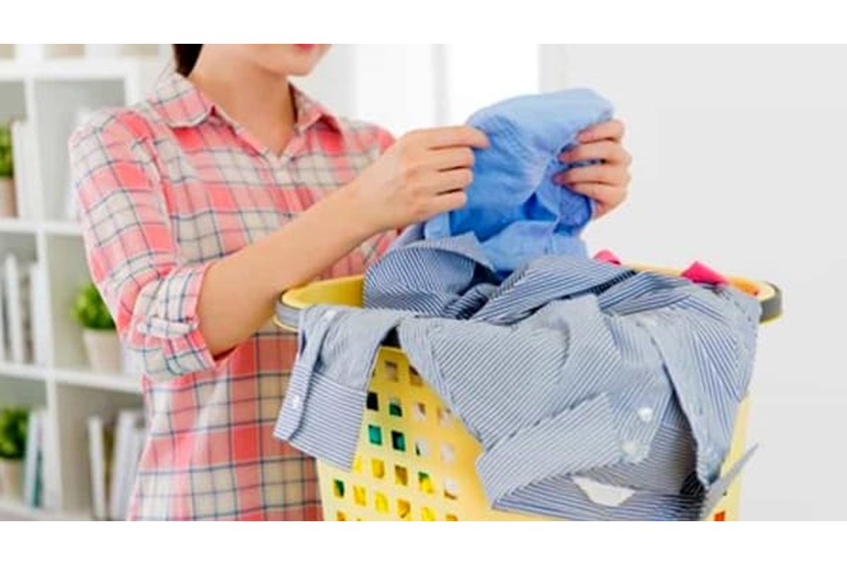 Vestiti appesi all'aperto per asciugare al sole.